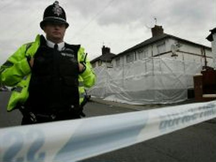 Politiet har afspærret flere gader i Leeds i jagten på spor efter terroristerne. - Foto: AP 