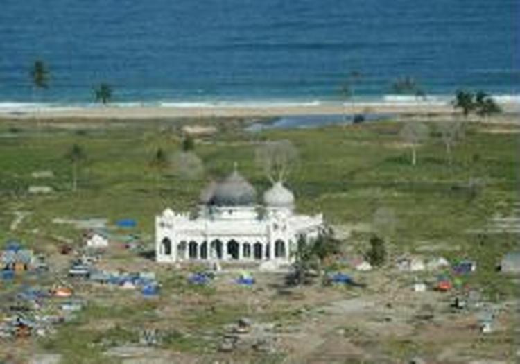 Over 230.000 mennesker mistede livet, da flodbølgerne ramte land - her i Banda Aceh, Indonesien. - Arkivfoto: AP 