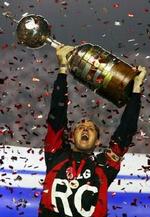 Sao Paolos anfører, målmand Rogerio Ceni, med Copa Libertadores-trofæet. - Foto: AP. 