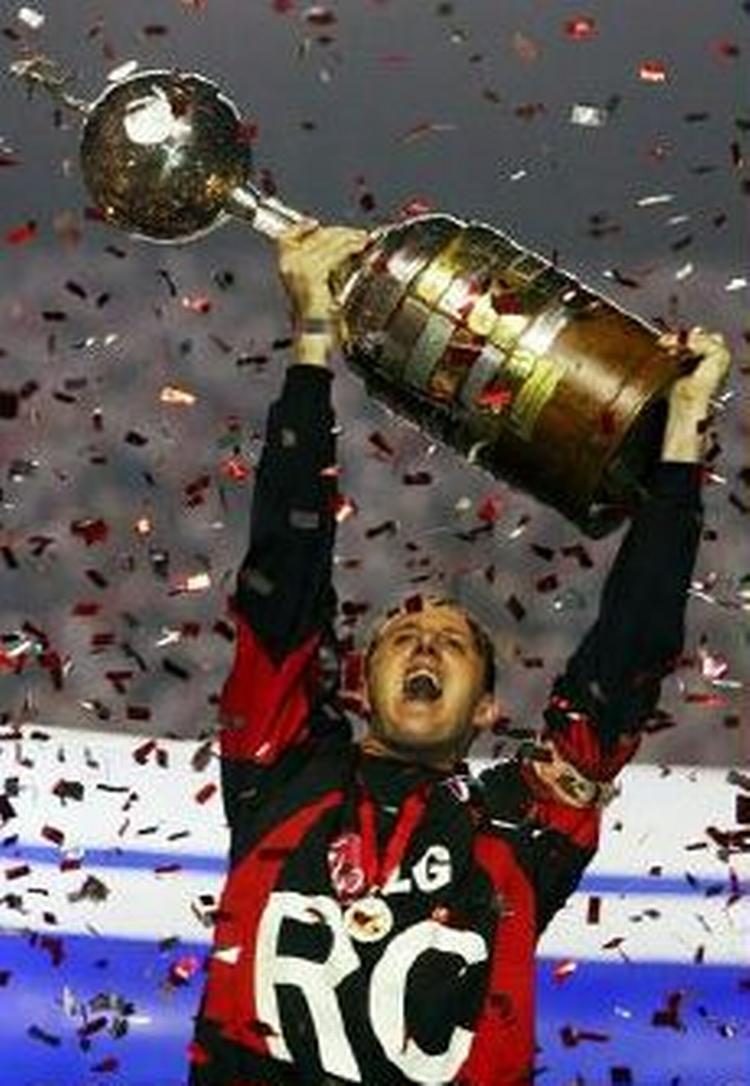 Sao Paolos anfører, målmand Rogerio Ceni, med Copa Libertadores-trofæet. - Foto: AP. 