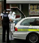 Cellen i Leeds havde muligvis hovedkvarter i dette hus på Lodge Lane, som politiet nu undersøger. - Foto: AP 