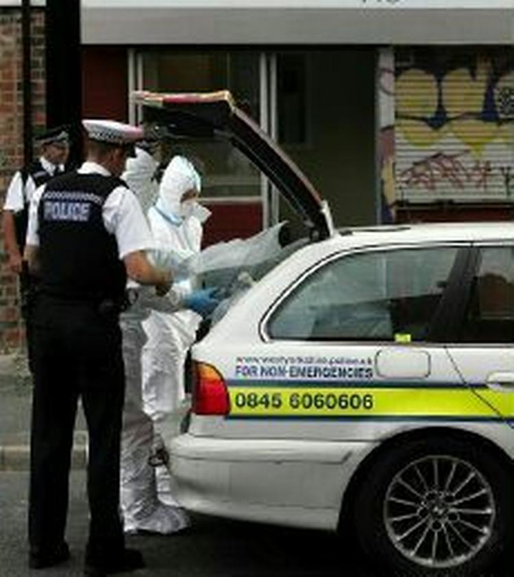 Cellen i Leeds havde muligvis hovedkvarter i dette hus på Lodge Lane, som politiet nu undersøger. - Foto: AP 