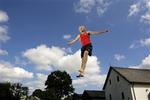 Familien Lindegaard i Fredensborg er en af de familier, der i år har anskaffet sig en havetrampolin. Trampolinen kostede cirka 5.000 kr., og der er regler for løjerne. Ingen saltomortaler og kun én springer ad gangen.   Foto: Peter Hove Olese 