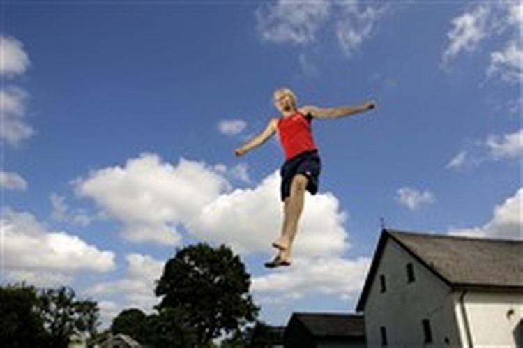 Familien Lindegaard i Fredensborg er en af de familier, der i år har anskaffet sig en havetrampolin. Trampolinen kostede cirka 5.000 kr., og der er regler for løjerne. Ingen saltomortaler og kun én springer ad gangen.   Foto: Peter Hove Olese 