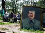 Trods ihærdig eftersøgning er det ikke lykkedes at finde et billede af Stalins yndlingssommerhus. Men her er diktatoren selv sat til salg i Georgiens hovedstad, Tbilisi.   Arkivfoto: AP 