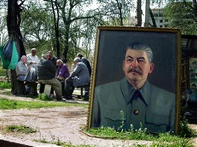 Trods ihærdig eftersøgning er det ikke lykkedes at finde et billede af Stalins yndlingssommerhus. Men her er diktatoren selv sat til salg i Georgiens hovedstad, Tbilisi.   Arkivfoto: AP 