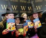 Lykkelige Potter-fans i London med hver deres eksemplar af den nye bog. - Foto: AP 