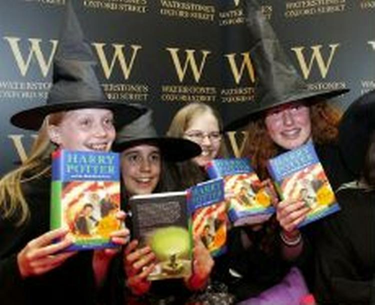 Lykkelige Potter-fans i London med hver deres eksemplar af den nye bog. - Foto: AP 