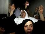 De seneste dages skyderier har blandt andet kostet flere medlemmer af den palæstinensiske Hamas-organisation livet. Her sørger pårørerende. - Foto: AP 