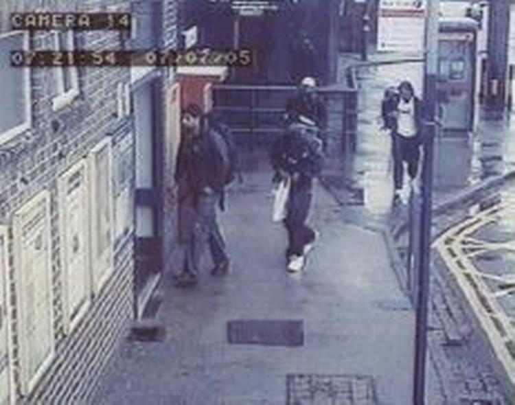 Fra venstre er det Hussain, Lindsay, Khan og Tanweer på vej ind på Luton station. Billedet er taget 7. juli klokken 07.20 lokal tid. - Foto: Metropolitan Police 