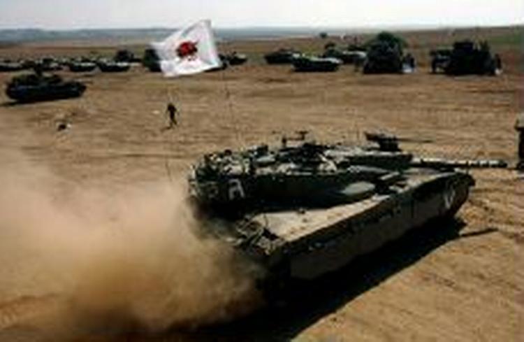 Israelske kampvogne forberedes på angreb nær den sydlige del af grænsen til Gazastriben. - Foto: AP 