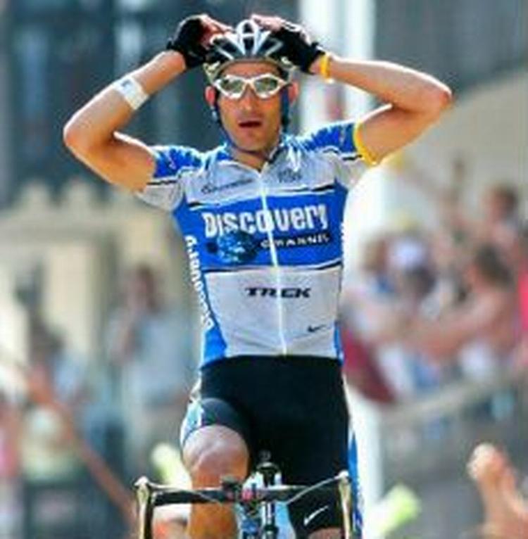 George Hincapie var ustoppelig på de sidste meter af etapen. Spanske Oscar Pereiro var chanceløs og måtte nøjes med andenpladsen. - Foto: AP 