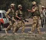 Britiske soldater på patrulje i byen Basra. - Arkivfoto: AP 