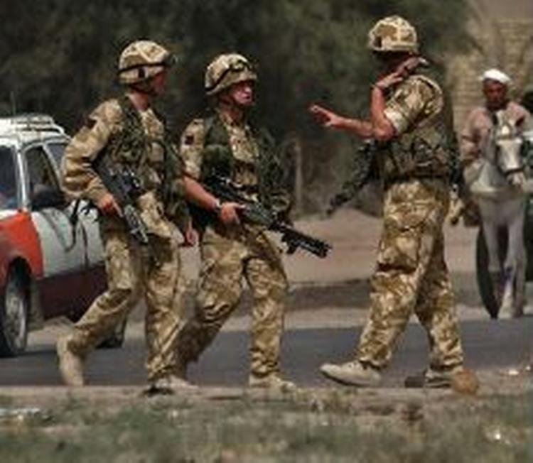 Britiske soldater på patrulje i byen Basra. - Arkivfoto: AP 
