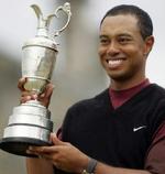 En storsmilende Woods med trofæet. - Foto: AP 