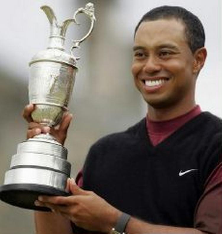 En storsmilende Woods med trofæet. - Foto: AP 