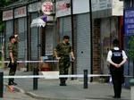 Siden terrorangrebene sidste torsdag har politiet været massivt til stede i Beeston, hvor to af de mistænkte terrorister kom fra. - Foto: AP 
