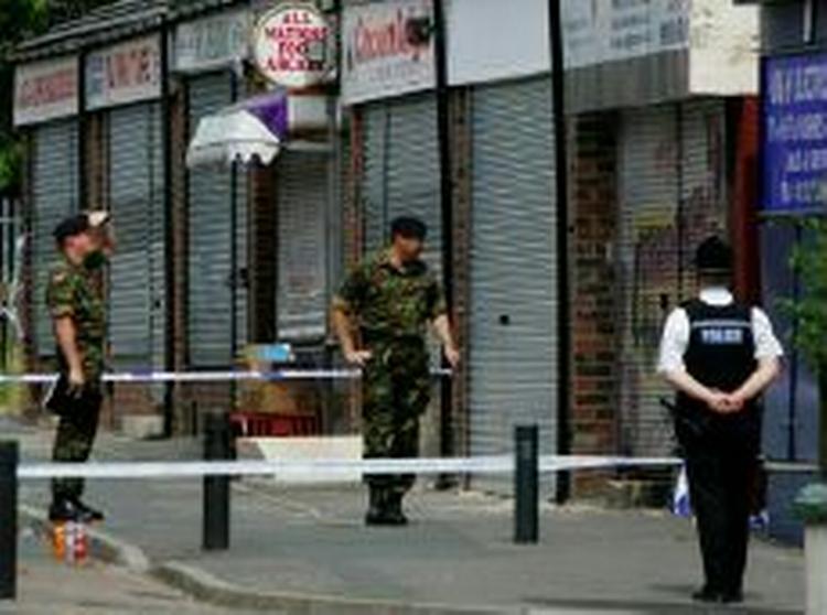 Siden terrorangrebene sidste torsdag har politiet været massivt til stede i Beeston, hvor to af de mistænkte terrorister kom fra. - Foto: AP 