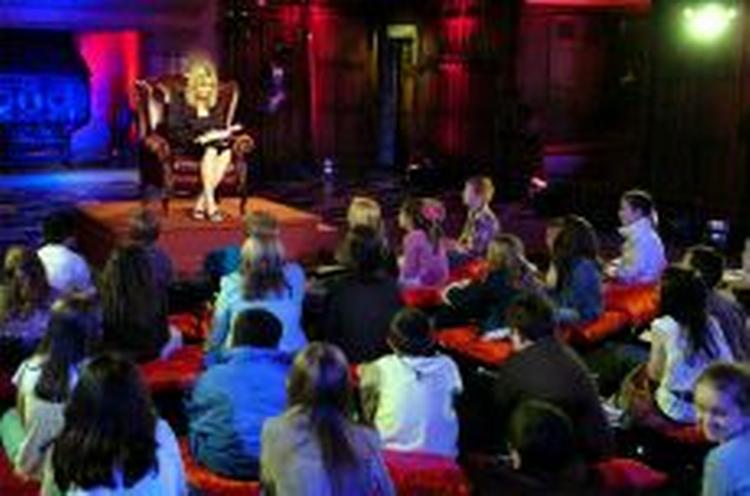 LÆNGE OPPE. Forfatteren J.K. Rowling læste op af 6. bind af Potter-eventyret for en udvalgt skare af dedikerede fans på Edinburgh Castle.   Foto: Douglas Robertson 