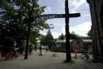 Spøgefugle har hængt et Bilka-skilt op ved indgangen til Christiania. - Foto: Jens Dresling 