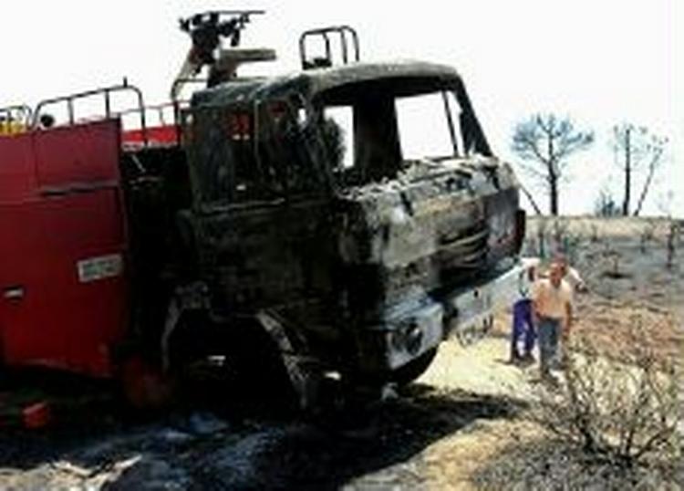 Ligene efter de 11 brandmænd og deres udbrændte biler blev fundet sent søndag. - Foto: AP 