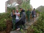 Lokalt politi evakuerer beboere fra en landsby i et bjergområde i det sydøstlige Kina. - Foto: AP 