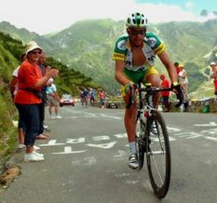 Oscar Pereiro på vej mod triumf på gårsdagens etape. - Foto: AP 