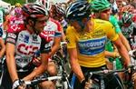 Basso og Armstrong i fortrolig samtale før gårsdagens etapestart ved Tour de France. - Foto: AP 