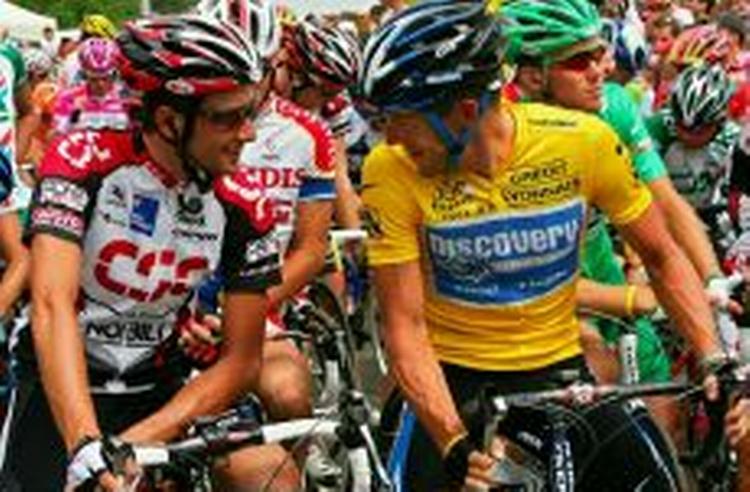 Basso og Armstrong i fortrolig samtale før gårsdagens etapestart ved Tour de France. - Foto: AP 