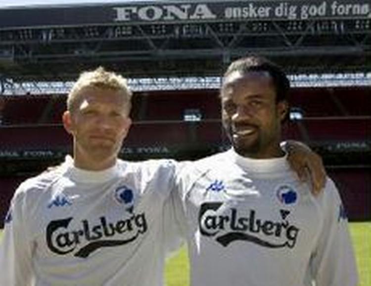 FCK's nyindkøb Marcus Allbäck og Peter Ijeh ved præsentationen i juni. - Foto: Thomas Sjørup 