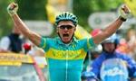Alexander Vinokourov jubler, da han vinder 11. etape på årets tour. - Foto: AP 