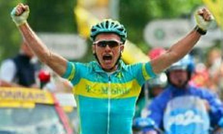Alexander Vinokourov jubler, da han vinder 11. etape på årets tour. - Foto: AP 