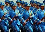 Kinesiske soldater marcherer i hovedstaden Beijing. - Arkivfoto: AP 