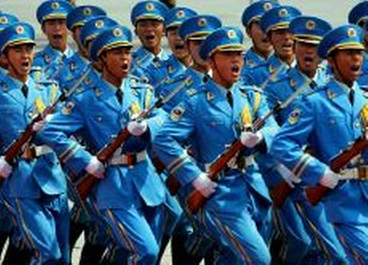 Kinesiske soldater marcherer i hovedstaden Beijing. - Arkivfoto: AP 