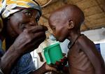 Niger er et af verdens absolut fattigste lande. Her får et barn mad i en nødlejr. - Foto: AP 