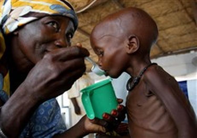 Niger er et af verdens absolut fattigste lande. Her får et barn mad i en nødlejr. - Foto: AP 