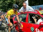 Christian Prudhomme (i bilen) får en hyggesnak med Lance Armstrong under gårsdagens etape. - Foto: AP 