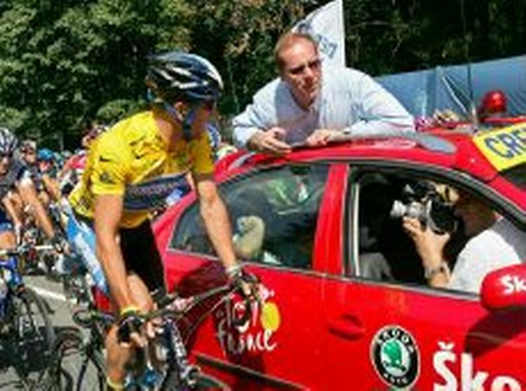 Christian Prudhomme (i bilen) får en hyggesnak med Lance Armstrong under gårsdagens etape. - Foto: AP 
