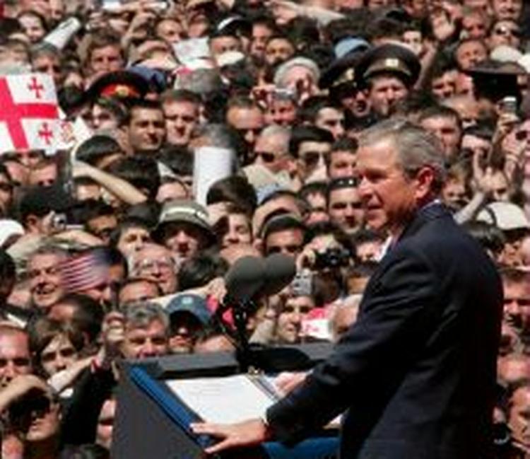 Bush under talen i Tbilisi 10. maj i år. - Arkivfoto: AP 