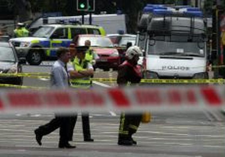 Massive polistyrker ved en af de tre afspærrede stationer Oval Station. - Foto: AP 