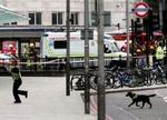 Bombehunde og betjente undersøger Warren Station, hvor en af de fire bomber eksploderede. - Foto: AP 