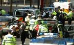 Talstærkt politi har afspærret de tre stationer. Her er det Shepherd's Bush ... - Foto: AP 