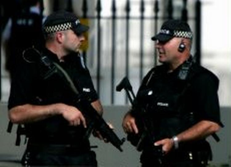 Betjente bevogter Downing Street 10, premierminister Blairs embedsbolig. En person blev anholdt her kort efter eksplosionerne. - Foto: AP 