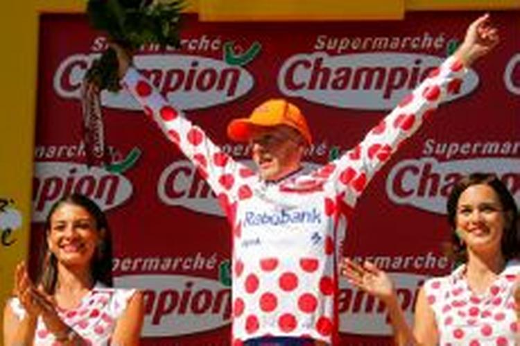 Den prikkede trøje tilhører Michael Rasmussen i årets Tour. Det står fast efter løbets 18. etape. - Foto: AP 
