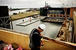 Preben Østergaard er ved at sætte et sikkerhedshegn op på Skanskabyggeriet på Kalvebod Brygge i København. Hegnet er 1,20 meter og skal være så stærkt, at man kan læne sig op ad det.   Foto: Mads Nis 