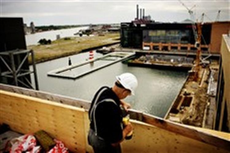 Preben Østergaard er ved at sætte et sikkerhedshegn op på Skanskabyggeriet på Kalvebod Brygge i København. Hegnet er 1,20 meter og skal være så stærkt, at man kan læne sig op ad det.   Foto: Mads Nis 