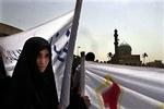 Irakiske kvinder demonstrerede tirsdag i Bagdad mod det forfatningsudkast, der vil begrænse deres frihed. - Foto: AP 