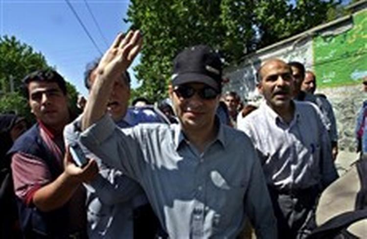 En af Irans mest prominente systemkritikere på vej tilbage til fængslet i sidste måned. Kort efter indledte Akbar Ganji sin sultestrejke.   Foto: Vahid Salemi, AP 