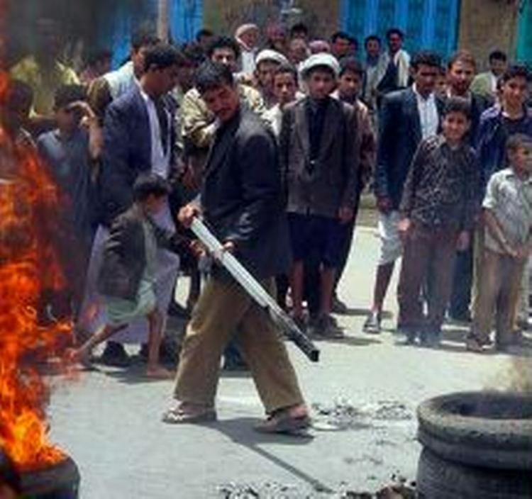 Vrede demonstranter brænder bildæk af i hovedstaden Sanaa. - Foto: AP 