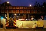 Bag store pressenninger har efterforskerne natten igennem undersøgt de tre stationer, der blev ramt af gårsdagens bomber. Her er det Shepherd's Bush. - Foto: AP 
